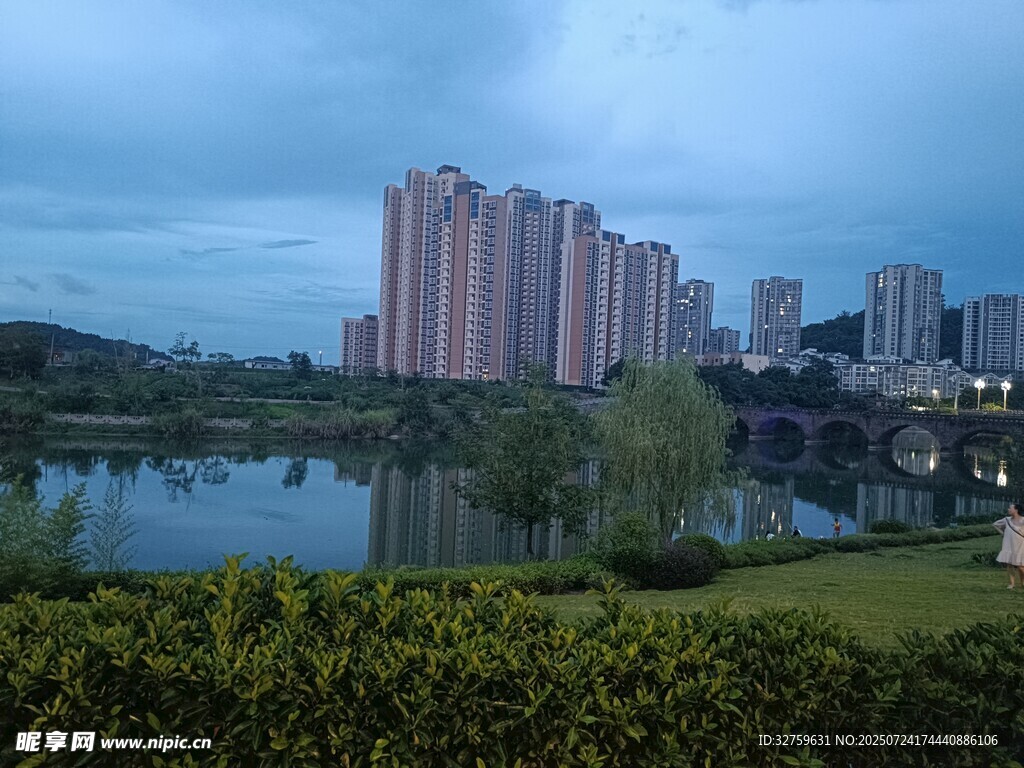 湖畔高楼林立的城市风光