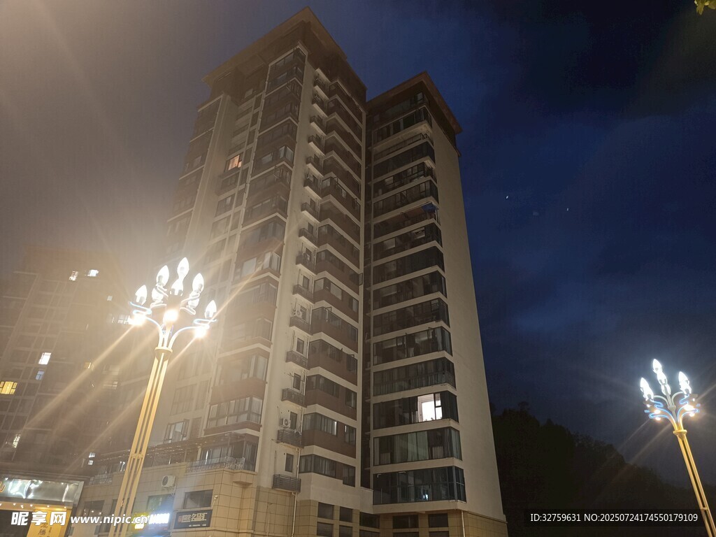 夜幕下的高层住宅楼