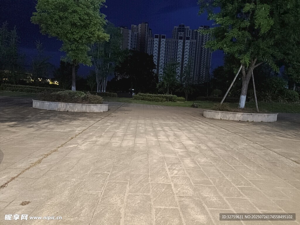 夜晚空旷的户外砖石场地