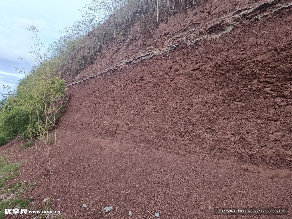 红土斜坡与路边绿植景观