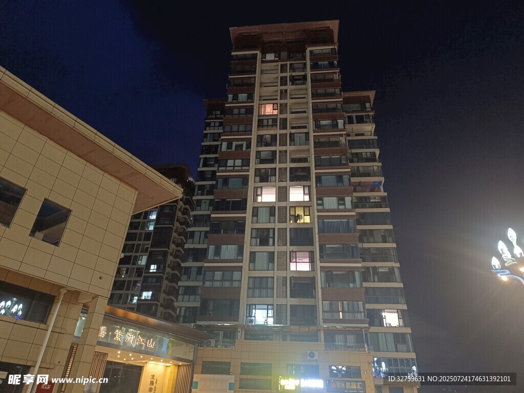 夜幕下的高楼大厦