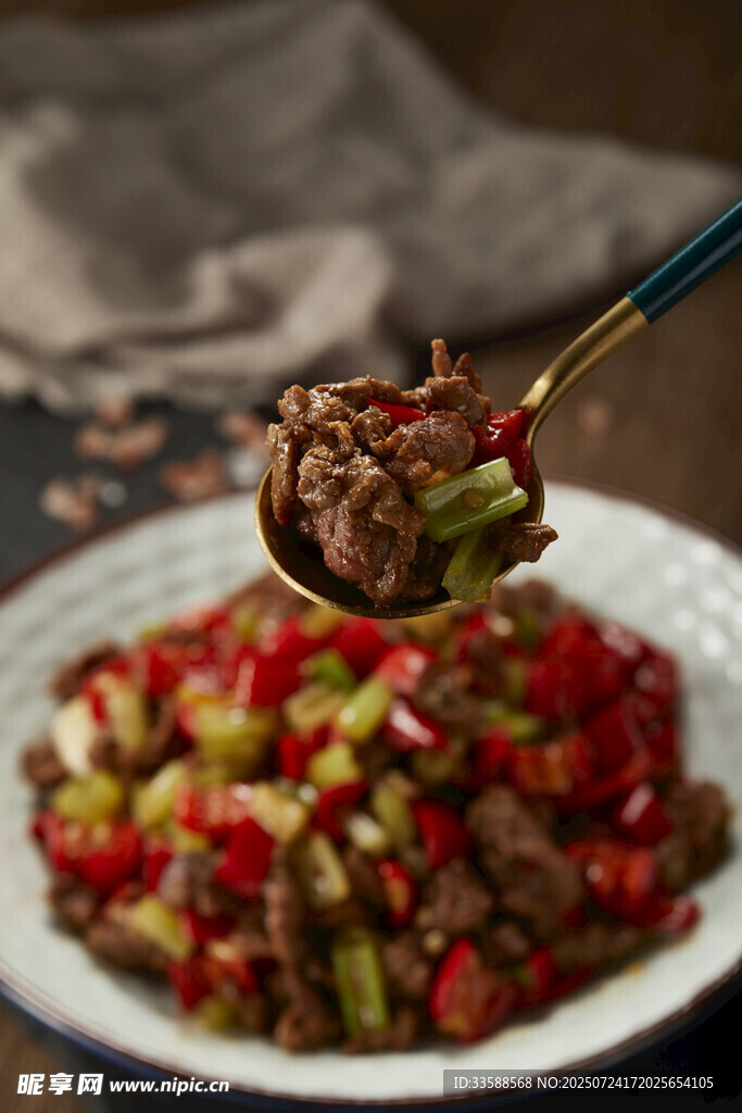 小炒黄牛肉 勺子舀起