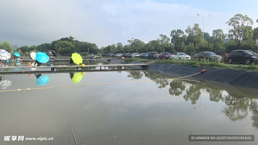 湖畔多彩遮阳伞倒映水中