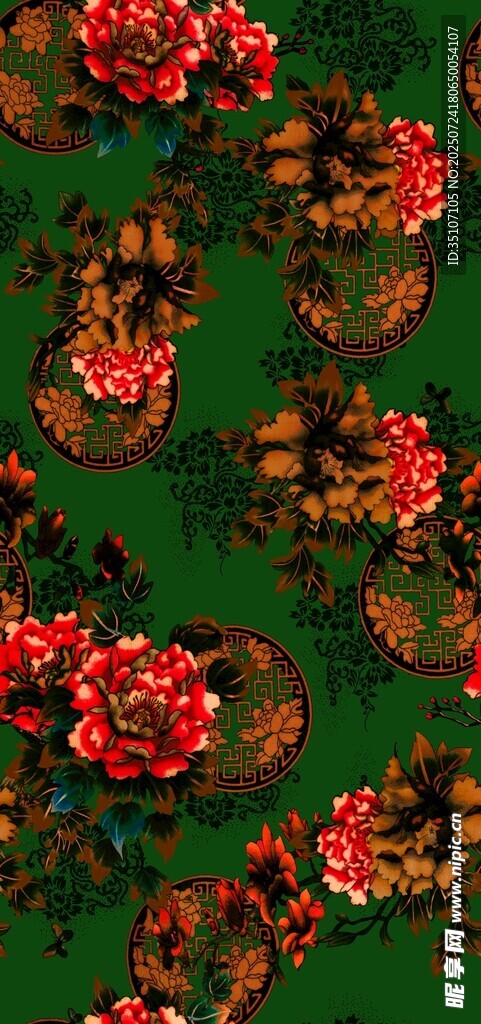 鲜艳红果点缀翠绿背景