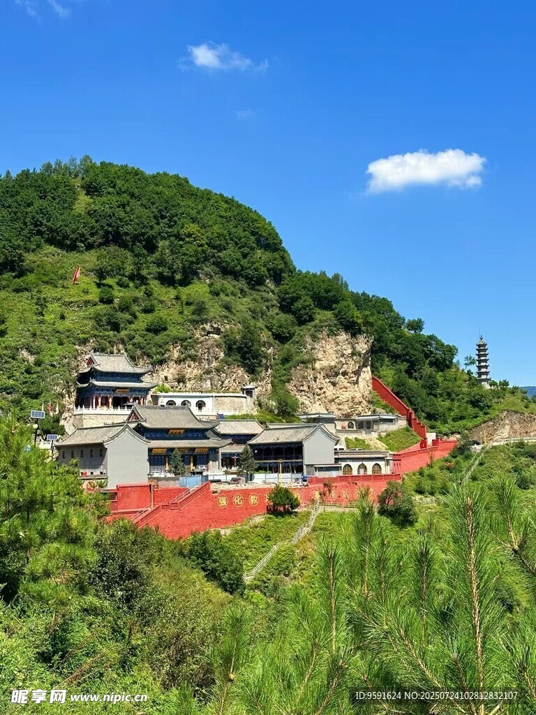 山间红墙建筑景观