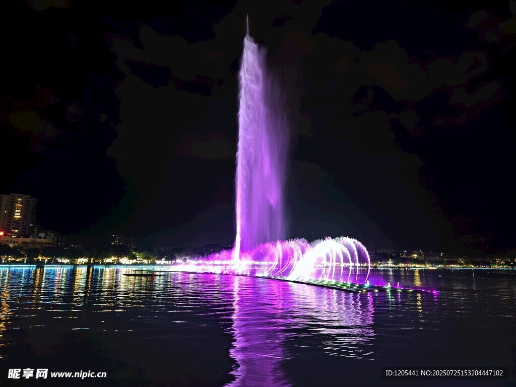 肇庆夜间绚丽喷泉景观