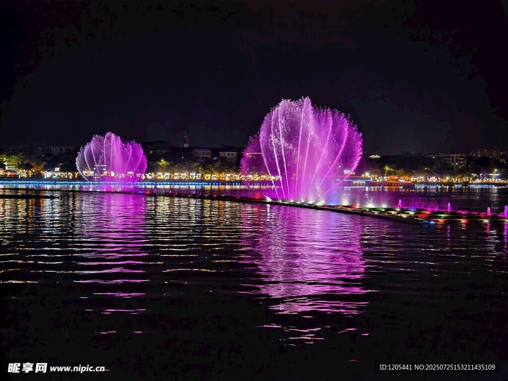 肇庆星湖梦幻紫色喷泉夜景
