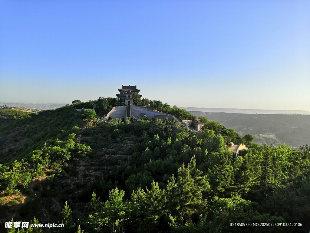青山之巅的古老建筑