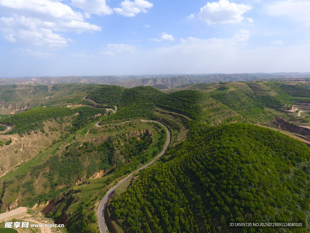山间蜿蜒公路航拍美景
