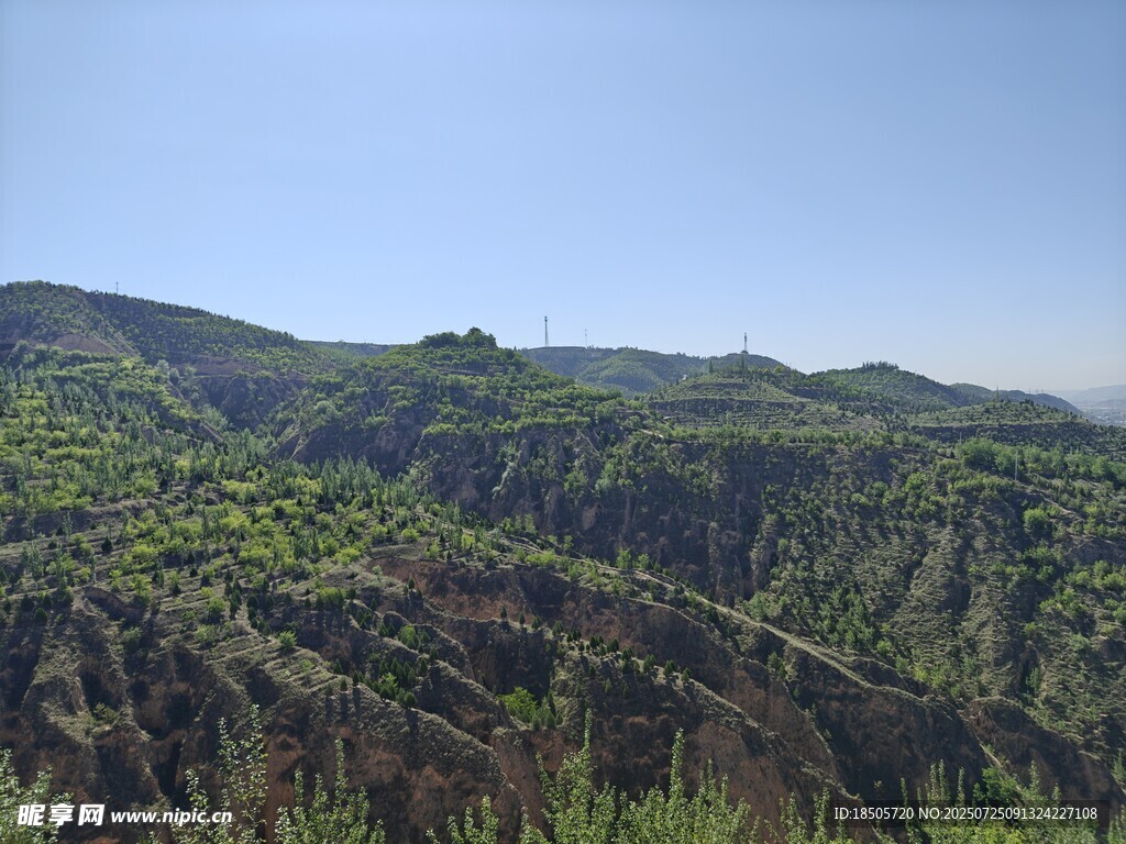 青山葱郁的自然美景
