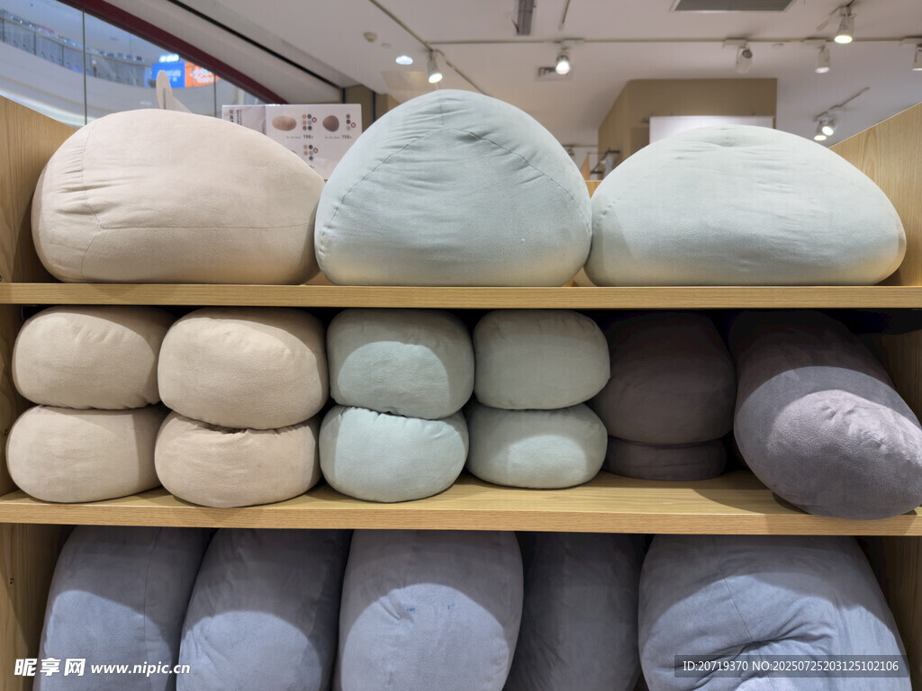 多彩抱枕陈列展示