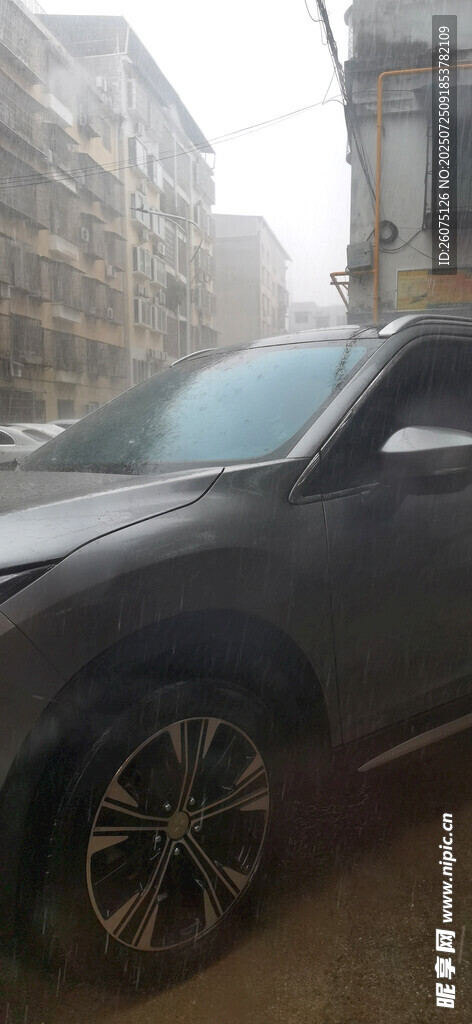 暴雨中黑色汽车停于城市街道