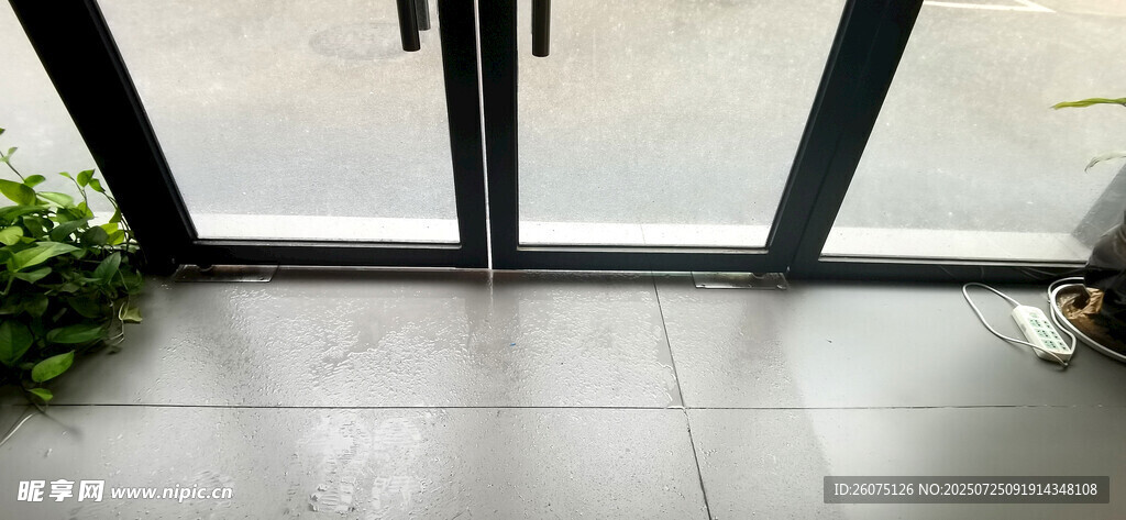 雨水进入室内