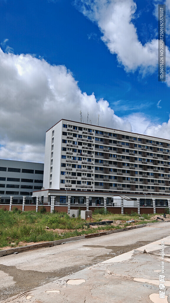 现代建筑旁的开阔空地