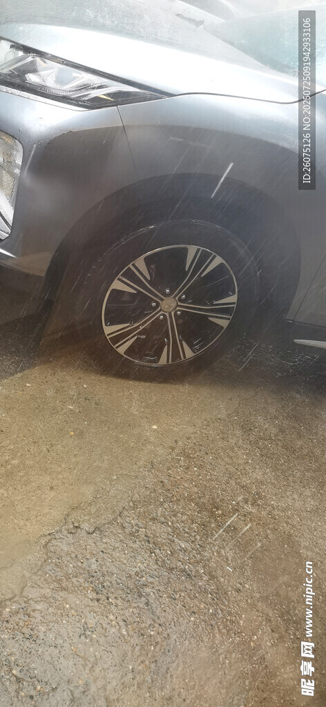 暴雨中的黑色汽车局部特写