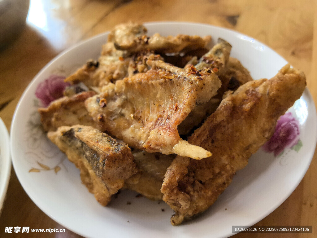 一盘香酥炸鱼