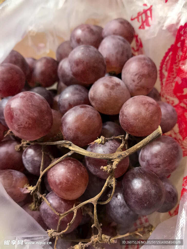 新鲜紫葡萄