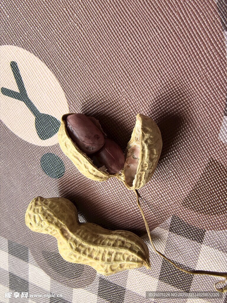 花生剥开特写