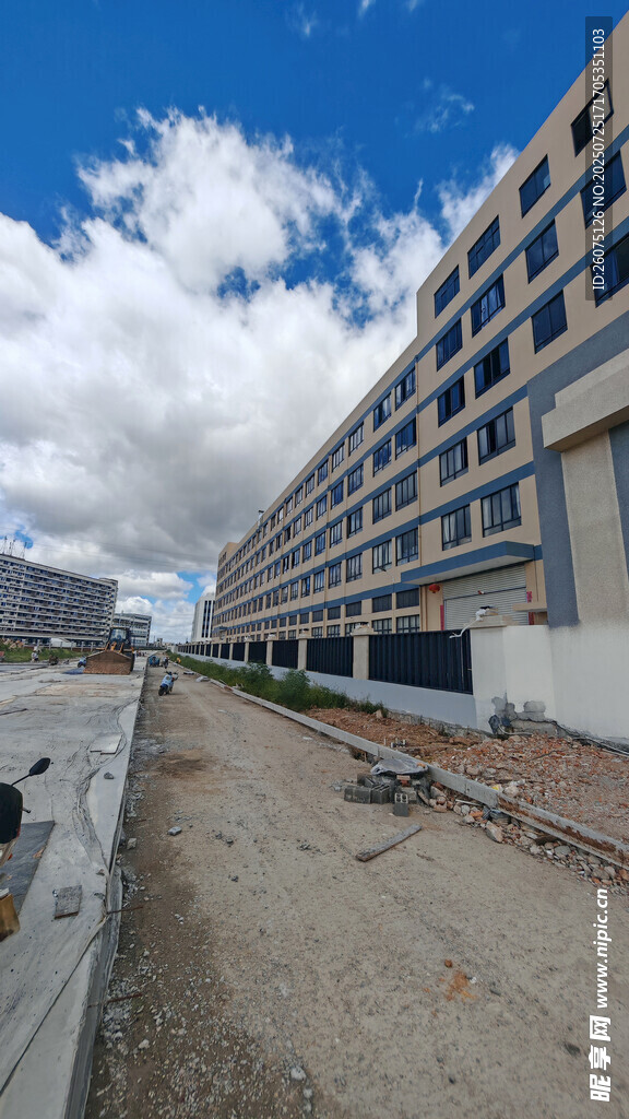 在建公路旁的多层建筑外观景象