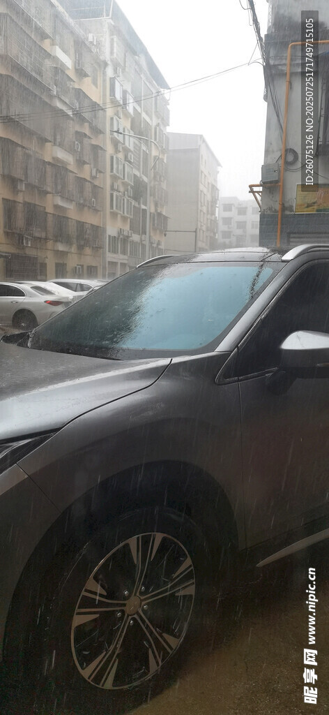 暴雨中停放的黑色SUV