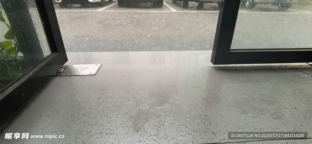 室内地面雨水与玻璃门窗景观