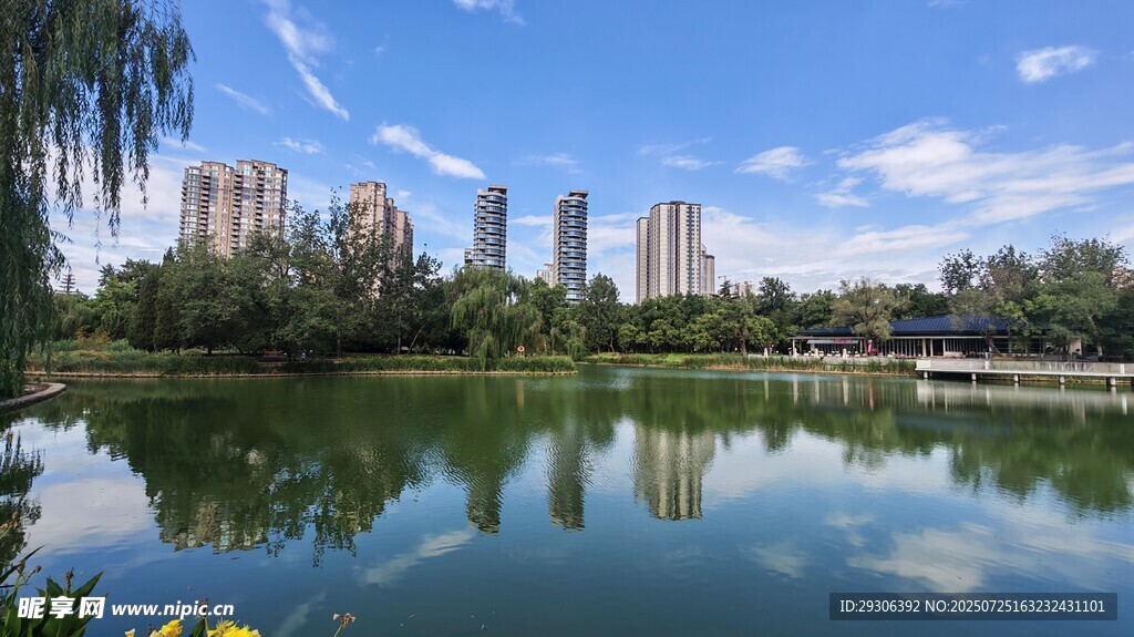 湖畔城市风光 宁静美好