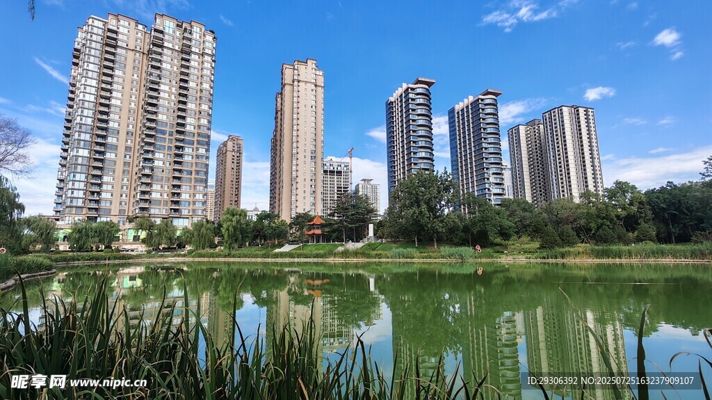 湖畔高楼林立的城市风光