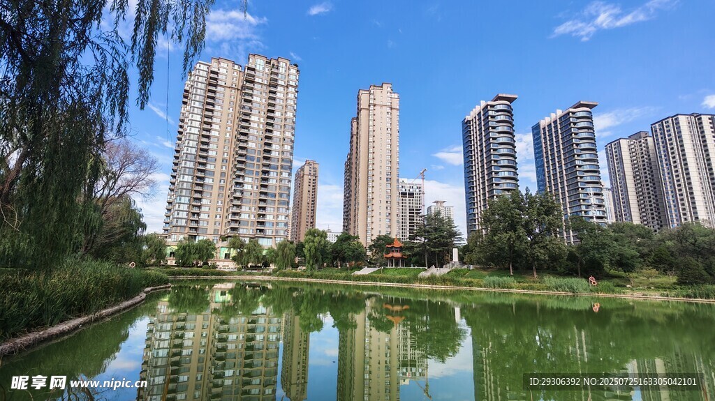湖畔高楼林立的城市美景