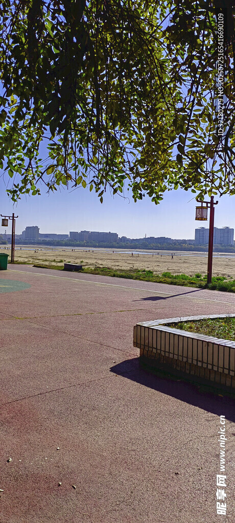 河边城市的安静