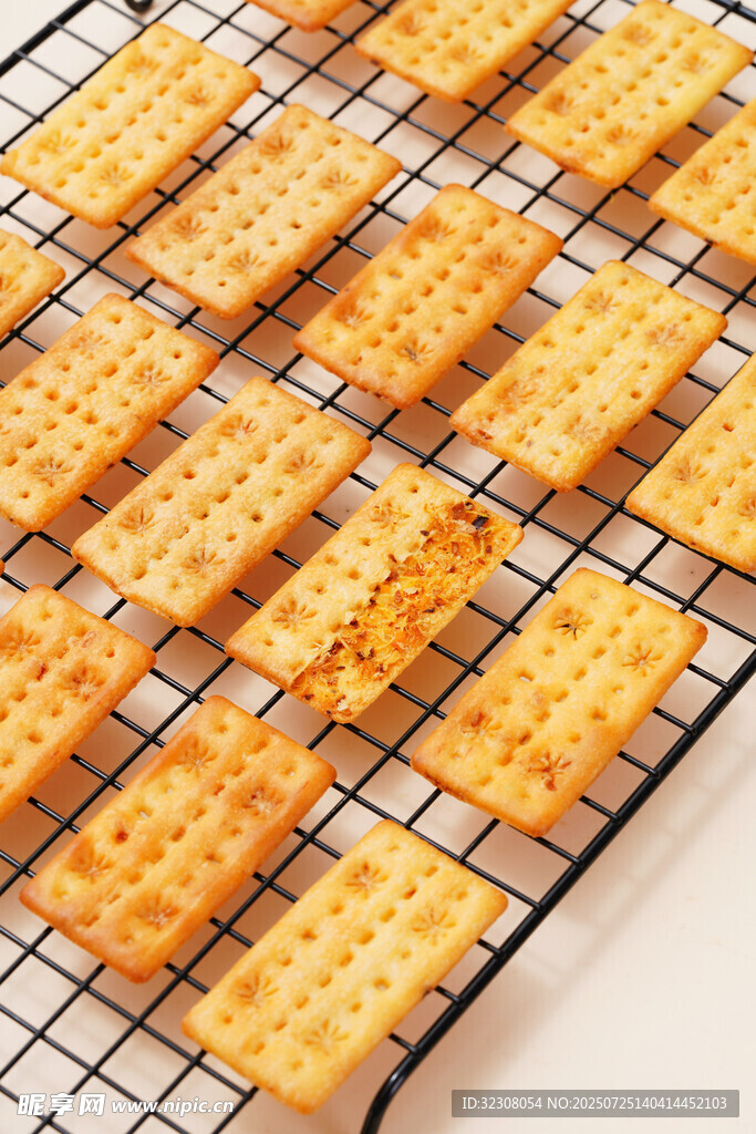 美味格子饼干整齐排列
