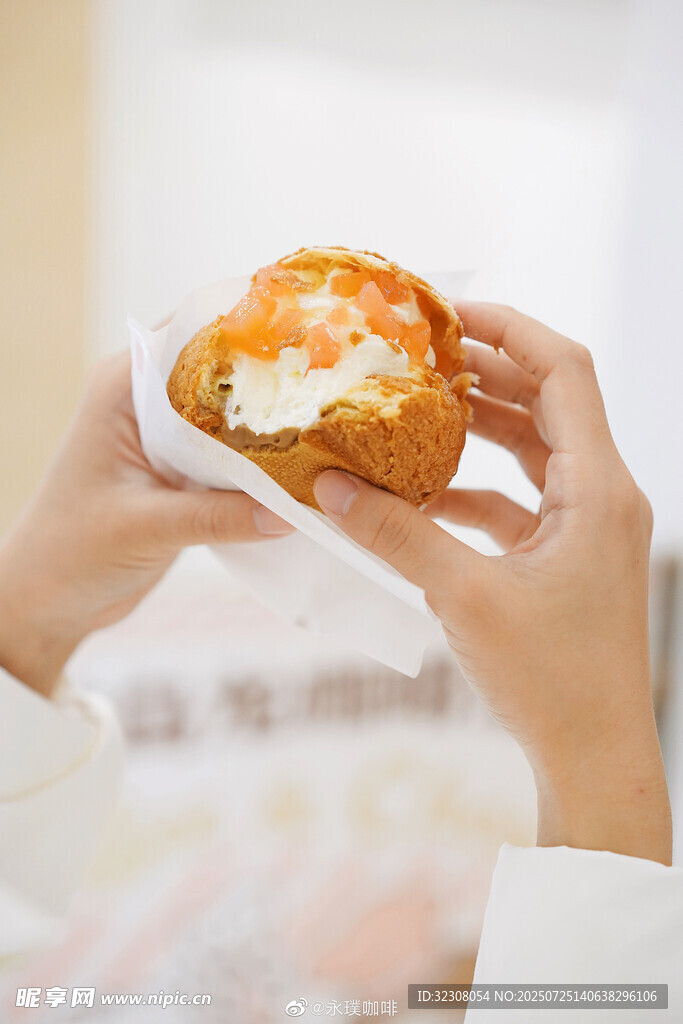 双手捧美味夹心面包