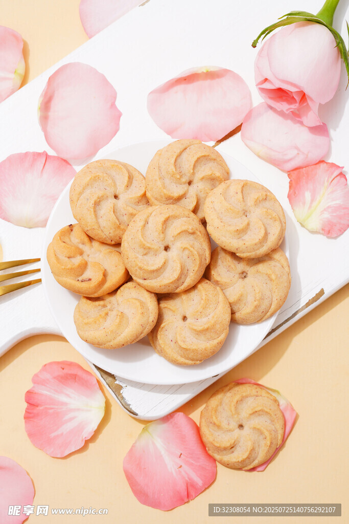 玫瑰花瓣旁的美味小饼干