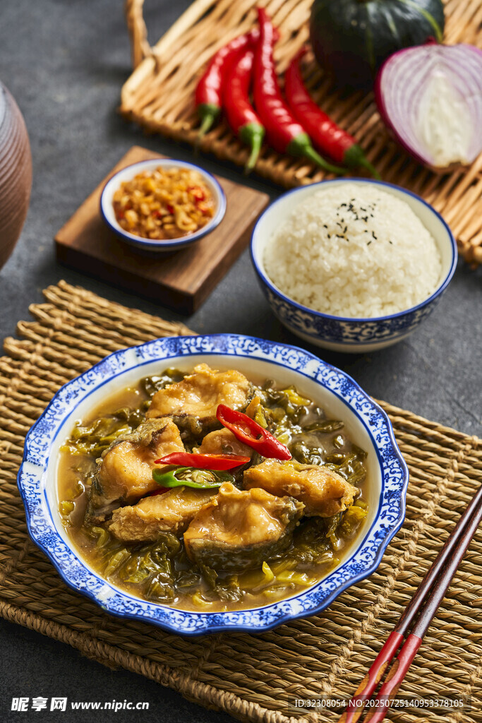 美味酸菜鱼摆于竹垫之上