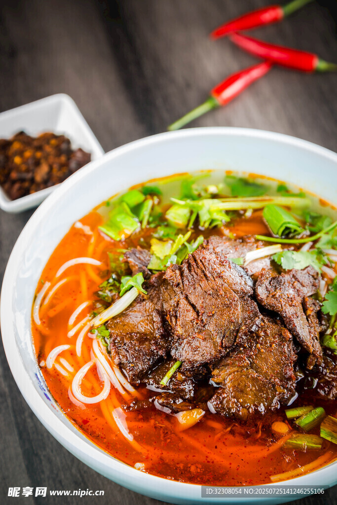 香辣牛肉米线诱人美食
