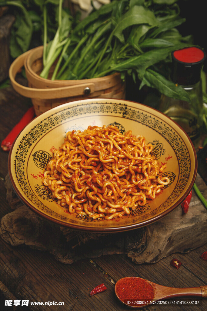 美味炒面摆于古朴碗中