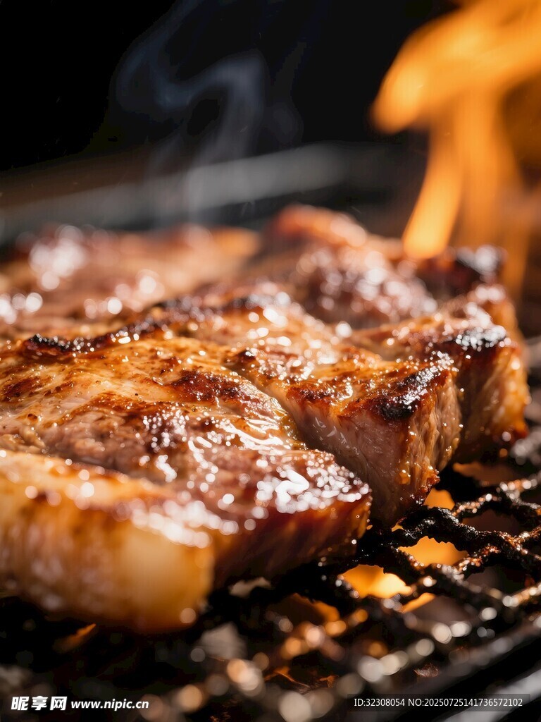 烤架上滋滋冒油的牛排