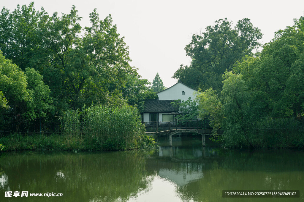 湖畔林间小屋