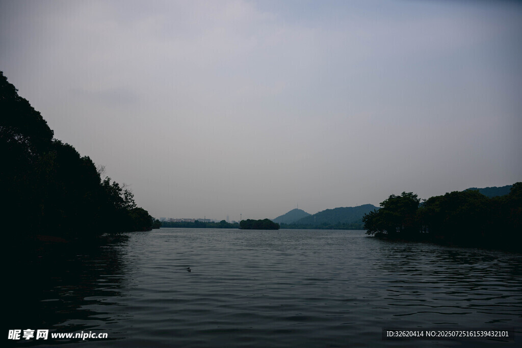 宁静山水间的悠然湖景