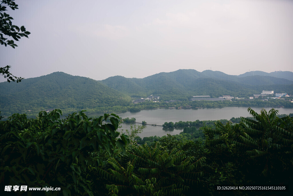 山林间远眺开阔水域景色