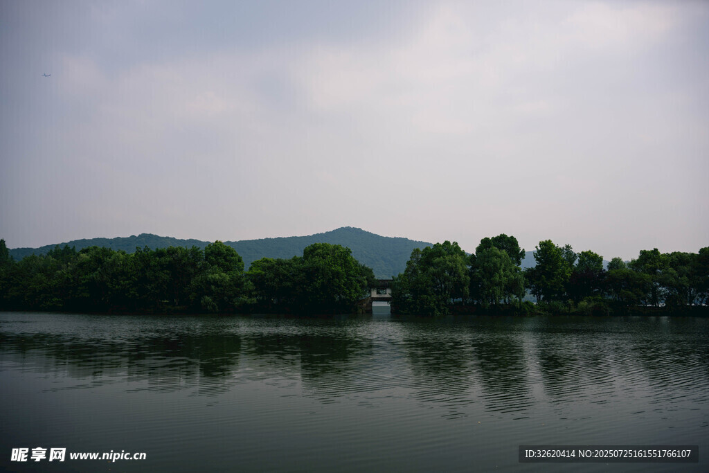 宁静湖水旁的葱郁山林