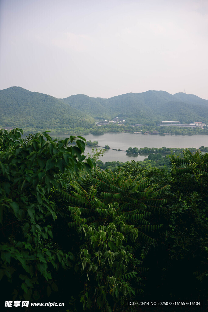 山林间远眺开阔山水景色