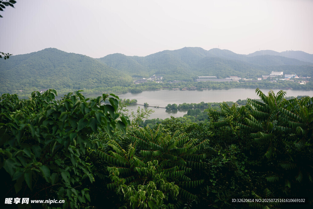 山林间远眺湖泊美景