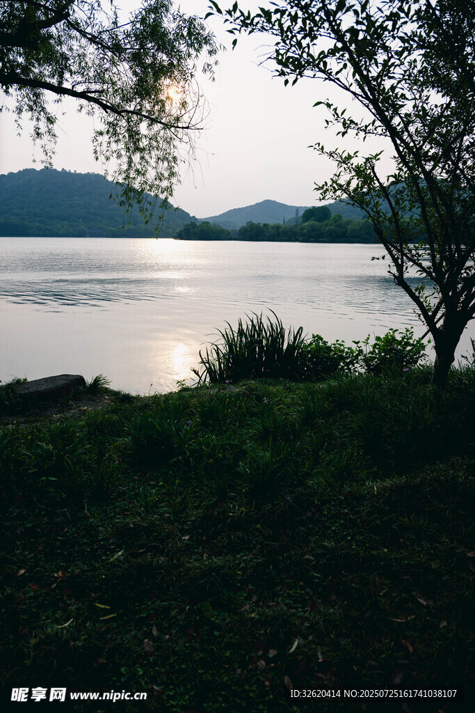 湖畔黄昏景