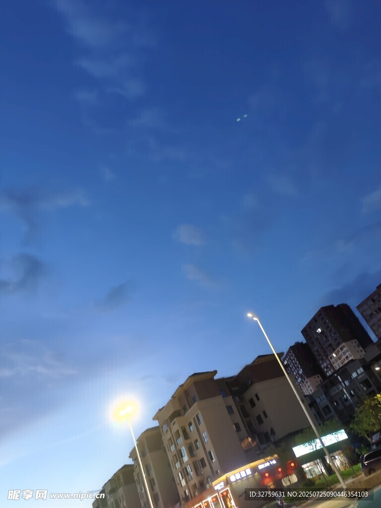 城市夜景中的建筑与明月
