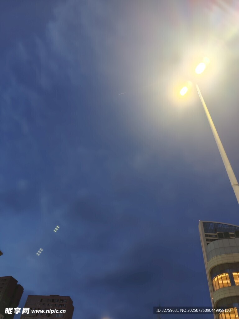 夜幕下的路灯