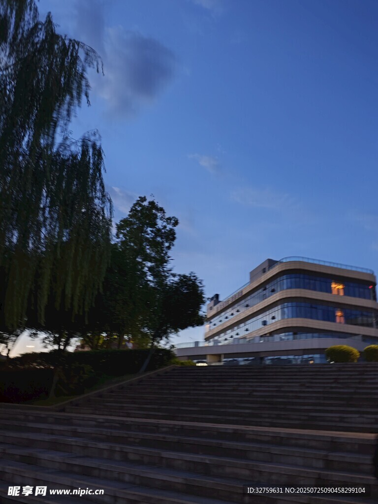 湖畔夜景中的现代建筑