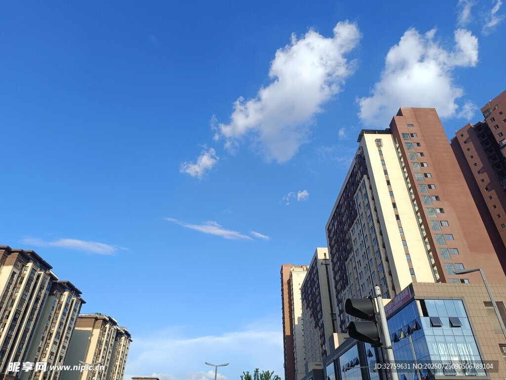 城市高楼与晴朗蓝天