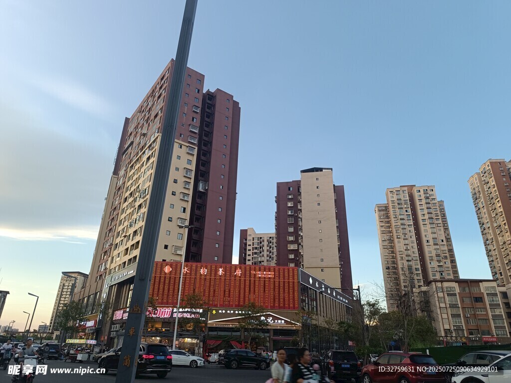 城市高楼林立的繁华景象