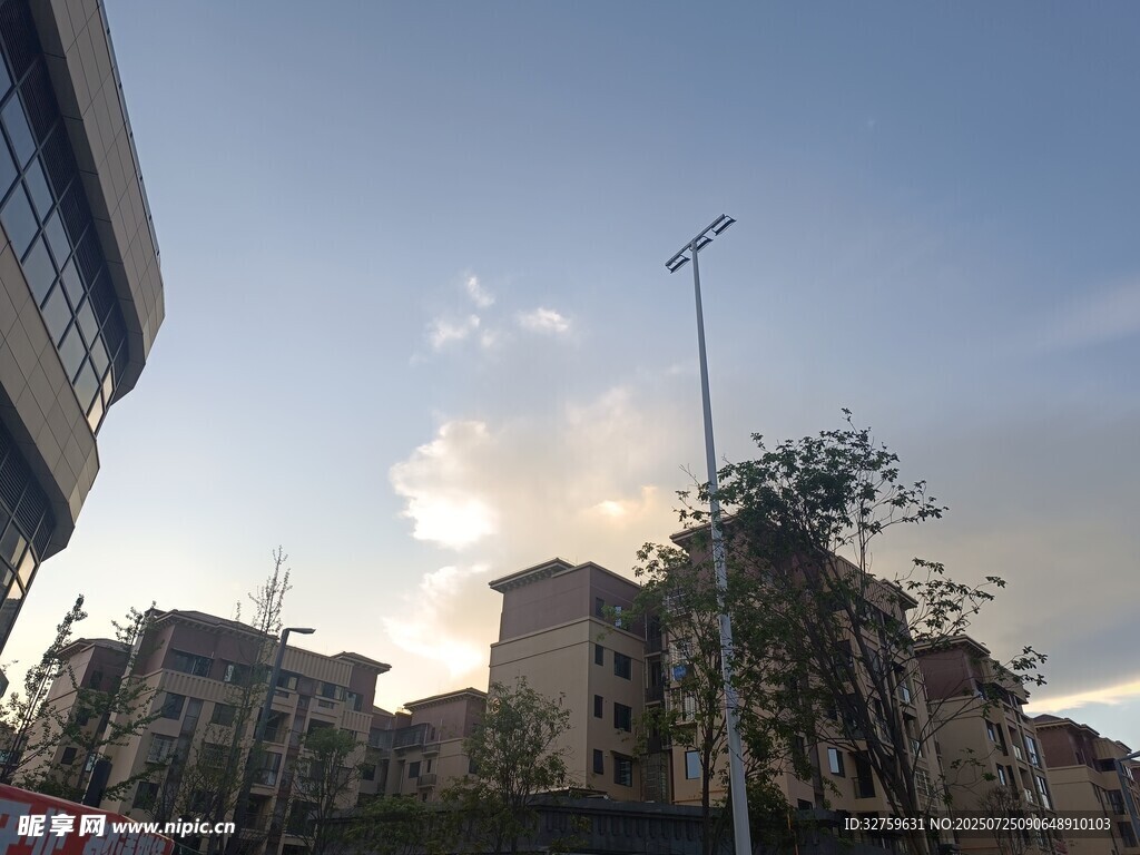 城市街景中的建筑与天空