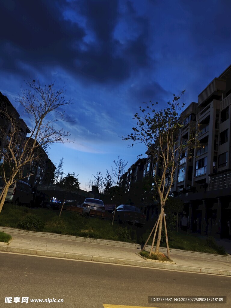 夜幕下的街道与建筑景观